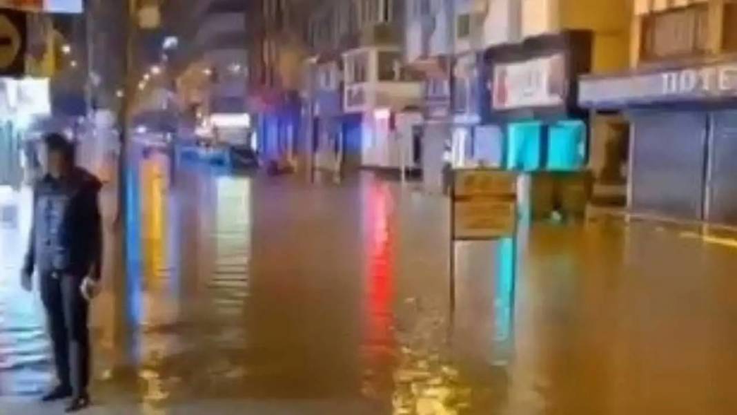 Şiddetli Sağanak Hatay’ı Vurdu: Sokaklar Suya Gömüldü! 5